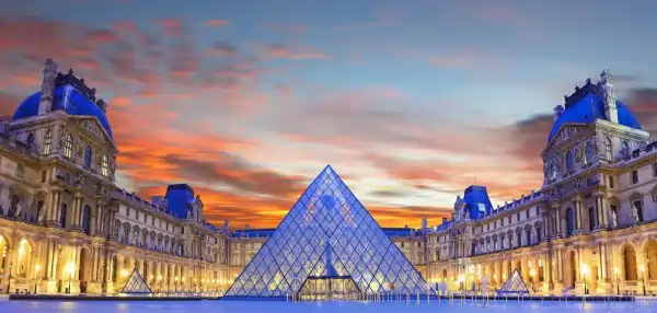 Museo Louvre por el atardecer